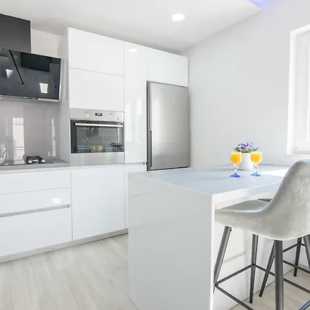 Zora * マカルスカ