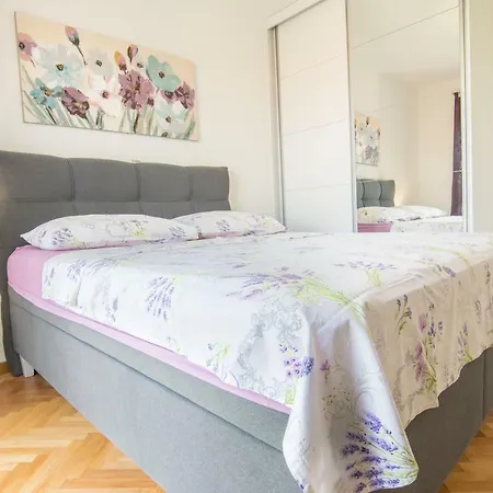 Zora * マカルスカ