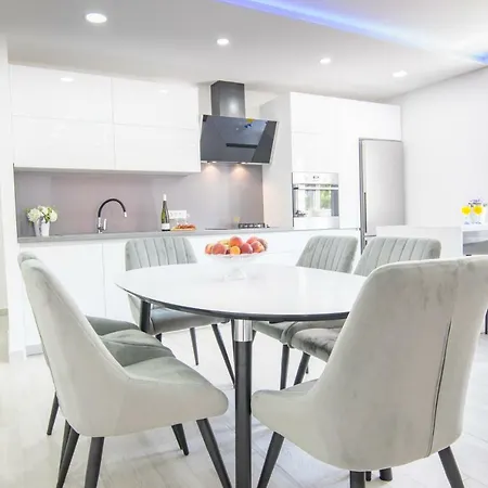 Zora * マカルスカ